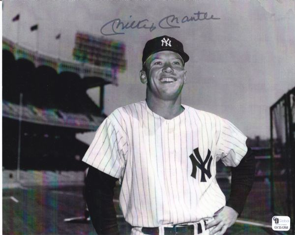 MICKEY MANTLE SIGNED 8X10 PHOTO