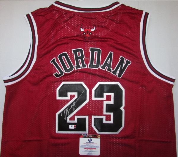 MICHAEL JORDAN SIGNED CHICAGO BULLS NIKE JERSEY