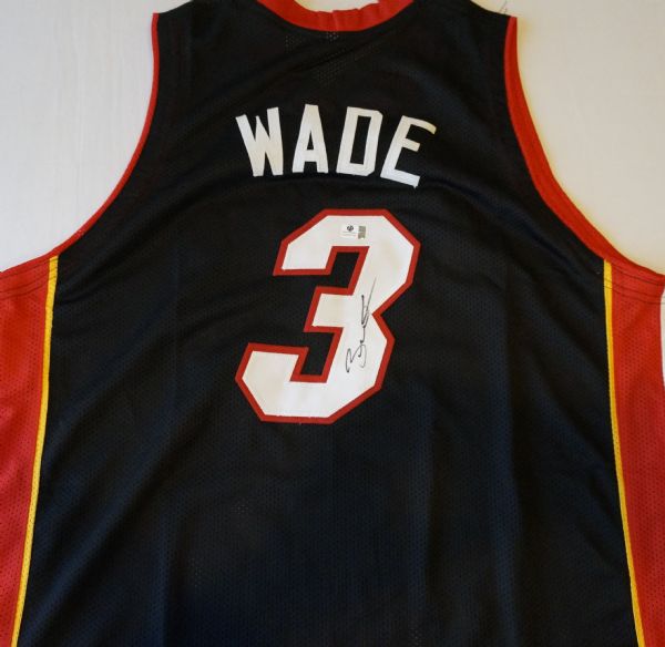 DWAYNE WADE SIGNED HEAT JERSEY