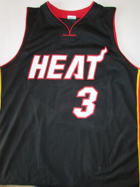 DWAYNE WADE SIGNED HEAT JERSEY