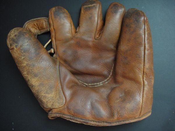 1940's WILSON MODEL 678 U.S. MILITARY BASEBALL GLOVE