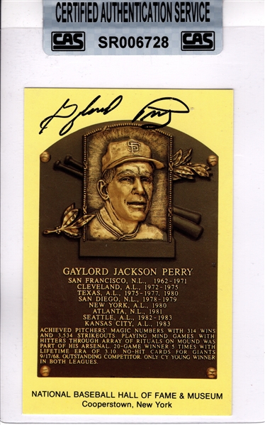 --GAYLORD PERRY SIGNED YELLOW HoF PLAQUE POSTCARD CAS-COA
